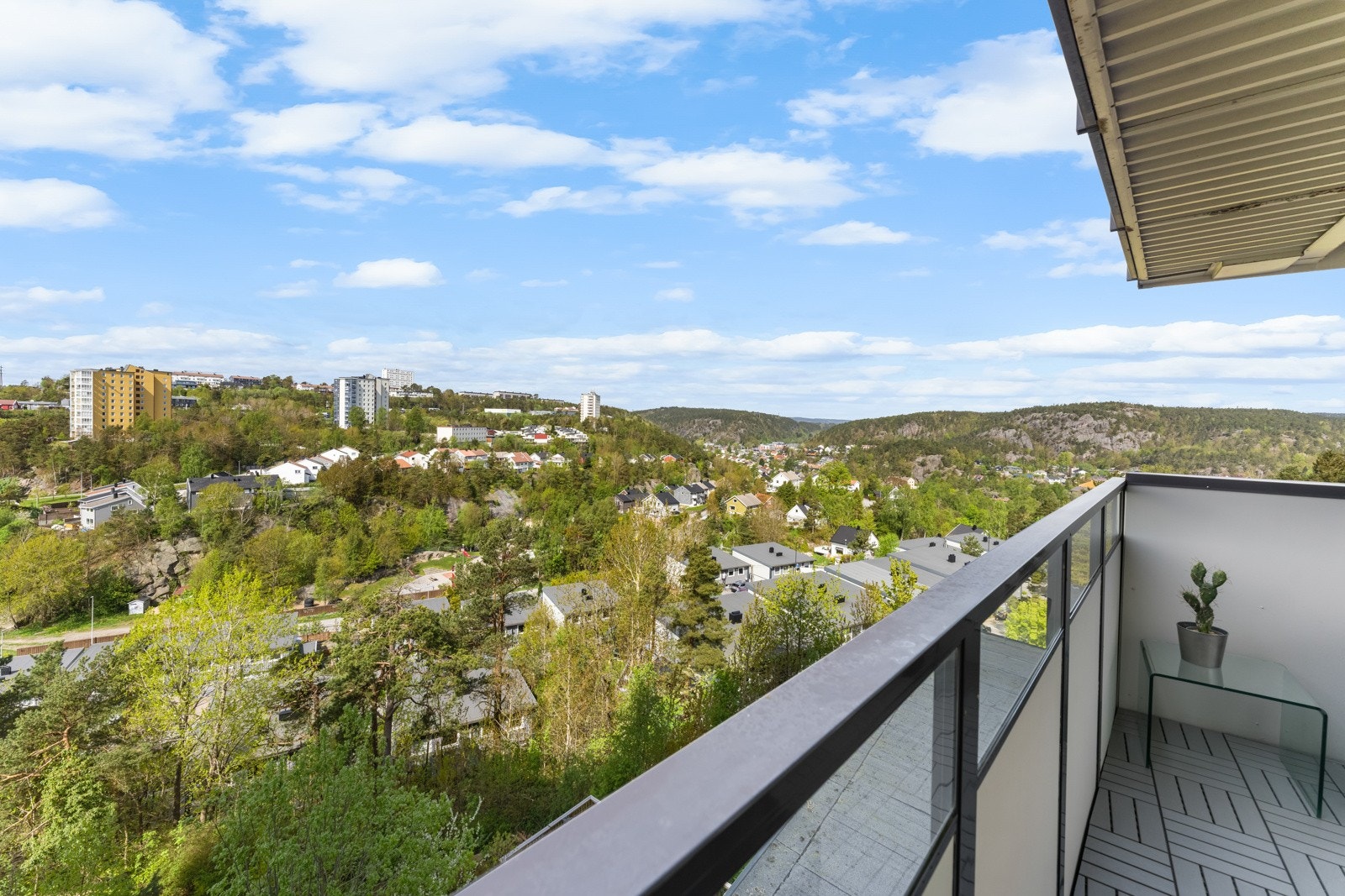 Flott utsikt fra balkongen! Plass til utemøbler og utekos! Galleribilde