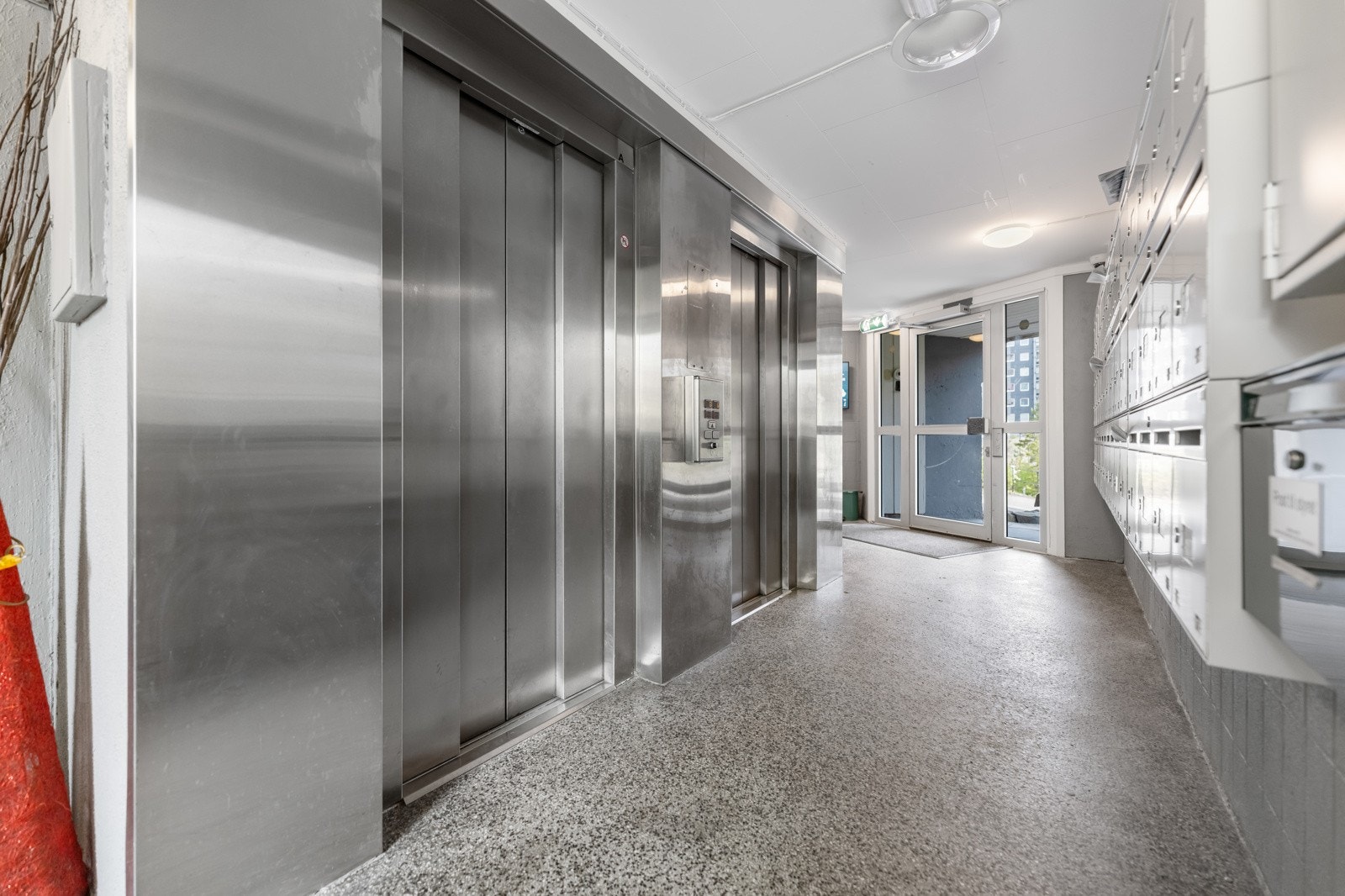 Flott felles inngangsparti med heis. Galleribilde