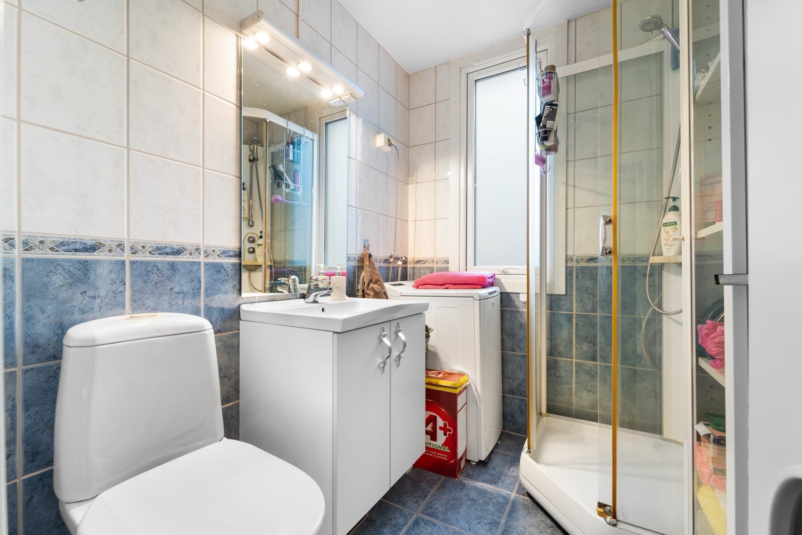 Bad med dusjkabinett og vaskemaskin som medfølger. Galleribilde