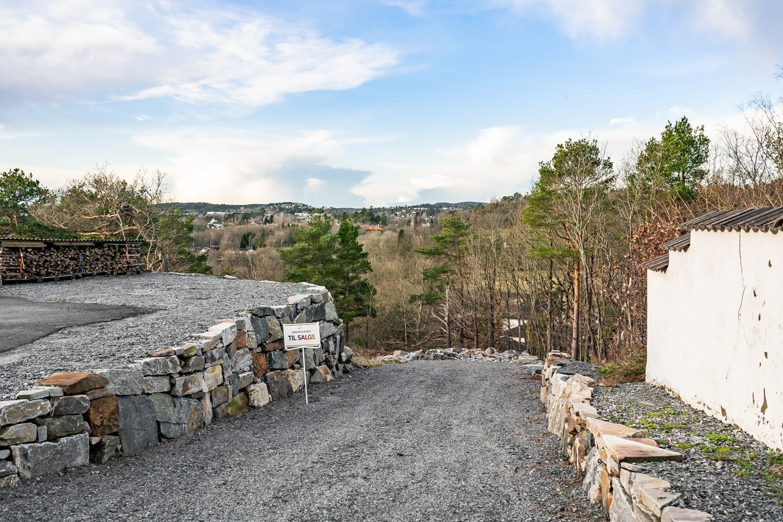 Adkomst til tomten. Strøm, fiber og vann er lagt klar til tomta . Egen stengeventil på vann. Galleribilde