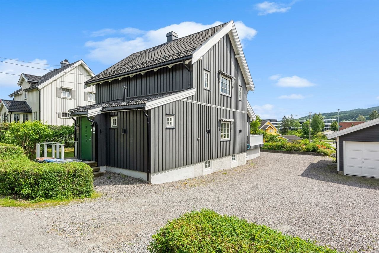 Gårdsplassen er gruset med gode parkeringsmuligheter. Galleribilde