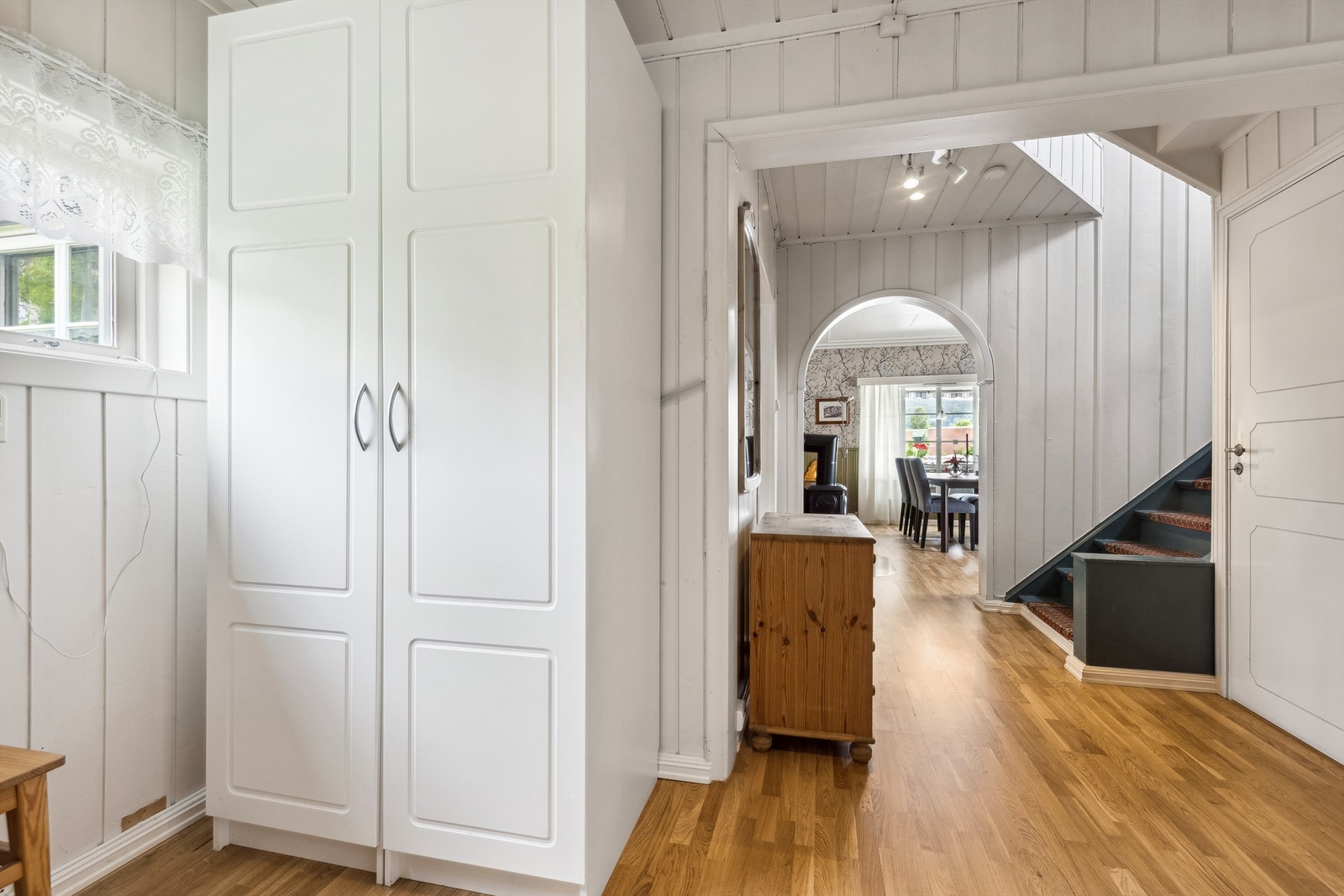 Du kommer inn i entréen hvor det er plass til å sette fra seg sko og yttertøy Galleribilde