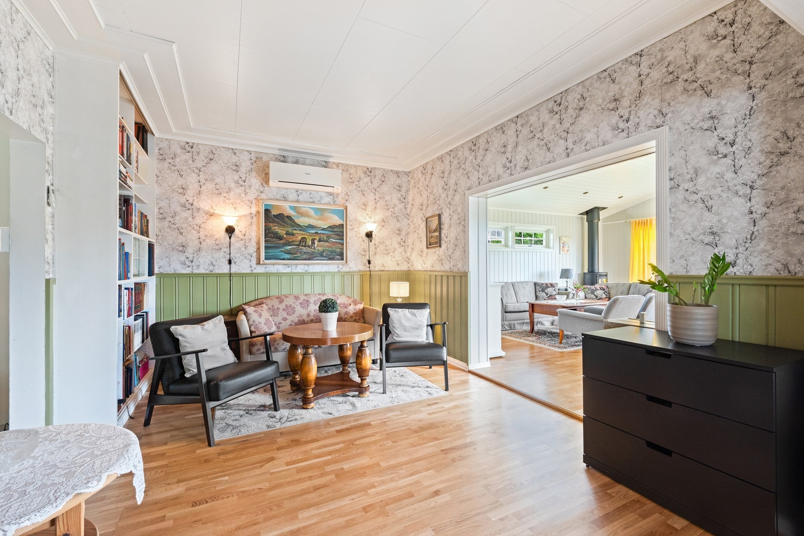 Videre kommer du inn i stuen. Her er det montert varmepumpe for jevn og god varme. Galleribilde