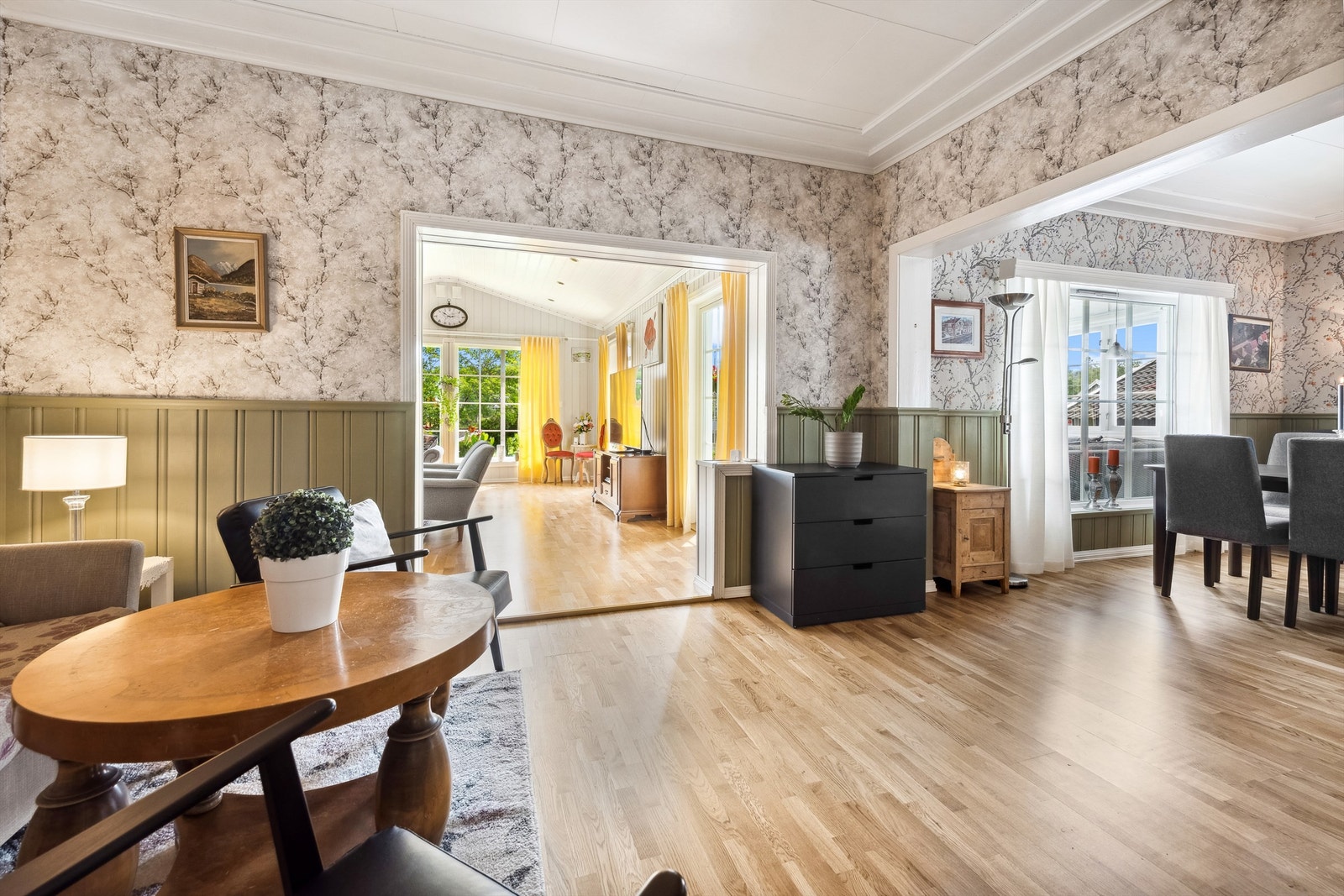 I stuen er det plass til både sofagruppe og spisestuemøblement. Galleribilde
