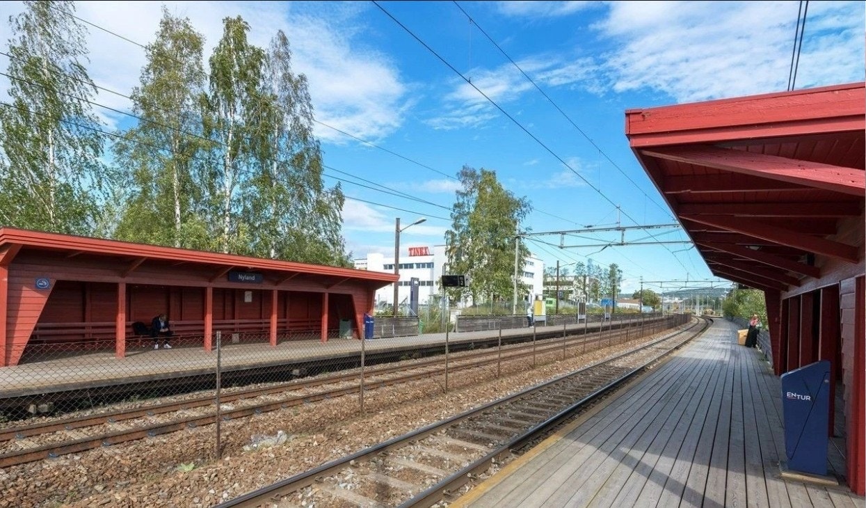 Nyland stasjon er ca. 10 min gange fra leiligheten og som tar deg til Oslo s på 10 min. Galleribilde