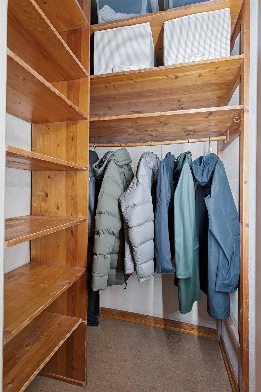 Bodrom innenfor soverommet, med innredet egnet som garderobeløsning. Galleribilde