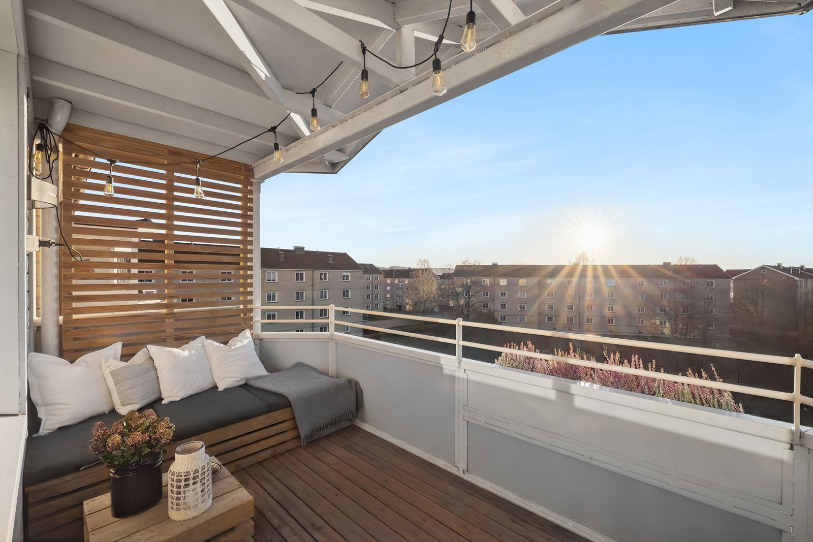 Balkongen er usjenert og er et fint sted å nyte godværsdager. Galleribilde