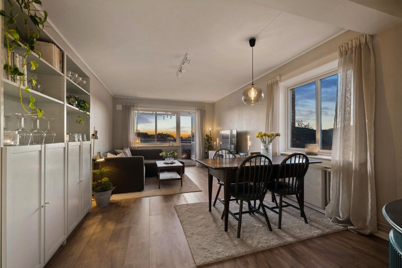 Stuen er designet for komfort og sosiale sammenkomster. Galleribilde