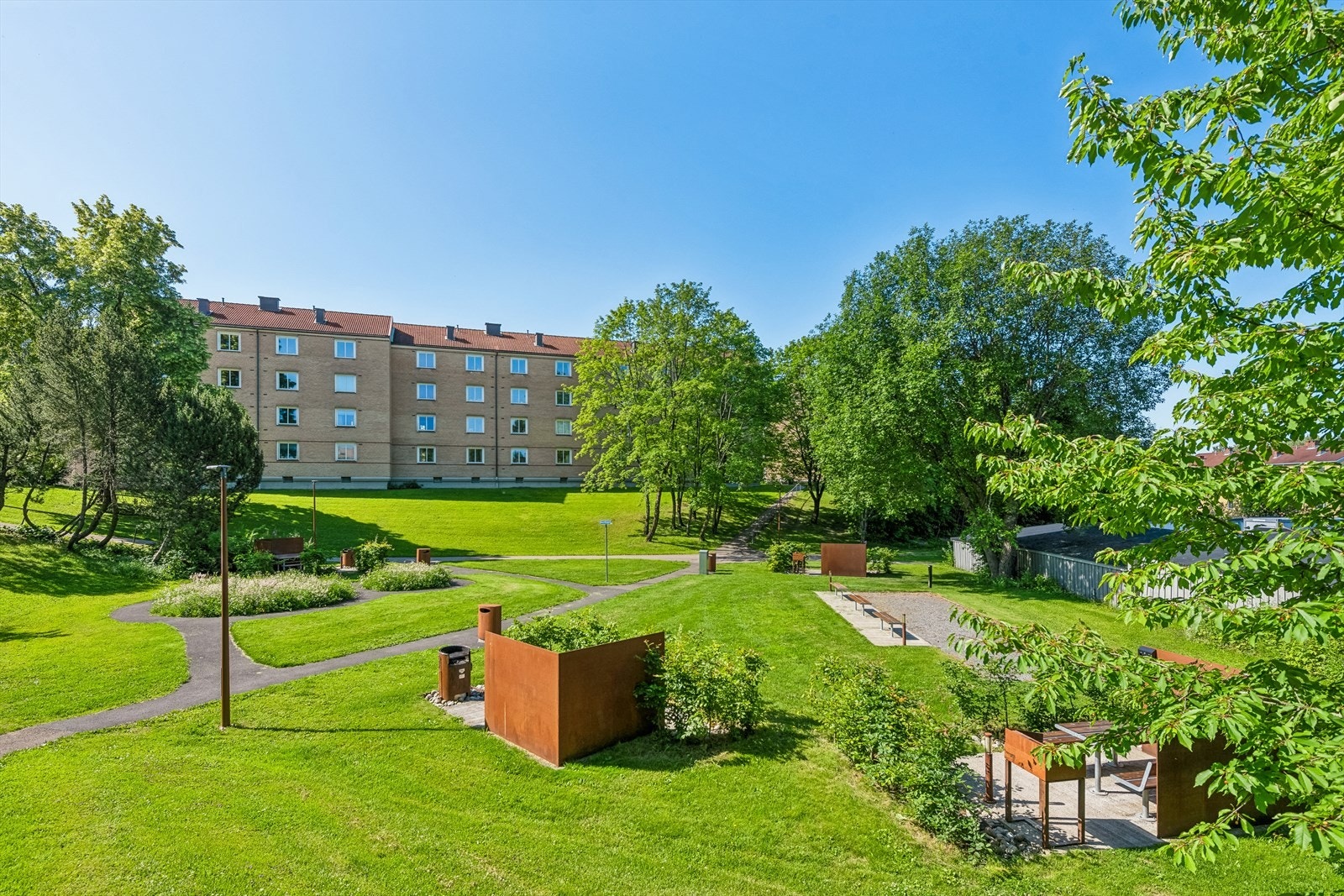 Borettslagets tomt er pent opparbeidet med asfalterte internveier, gressplen, diverse beplanting og sittegrupper. Galleribilde