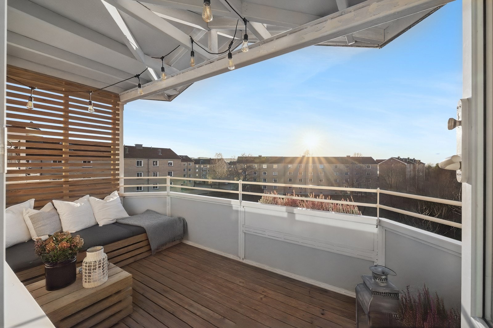 Sommerstid har du sol fra formiddagen til kveldstid, ifølge selger. Galleribilde