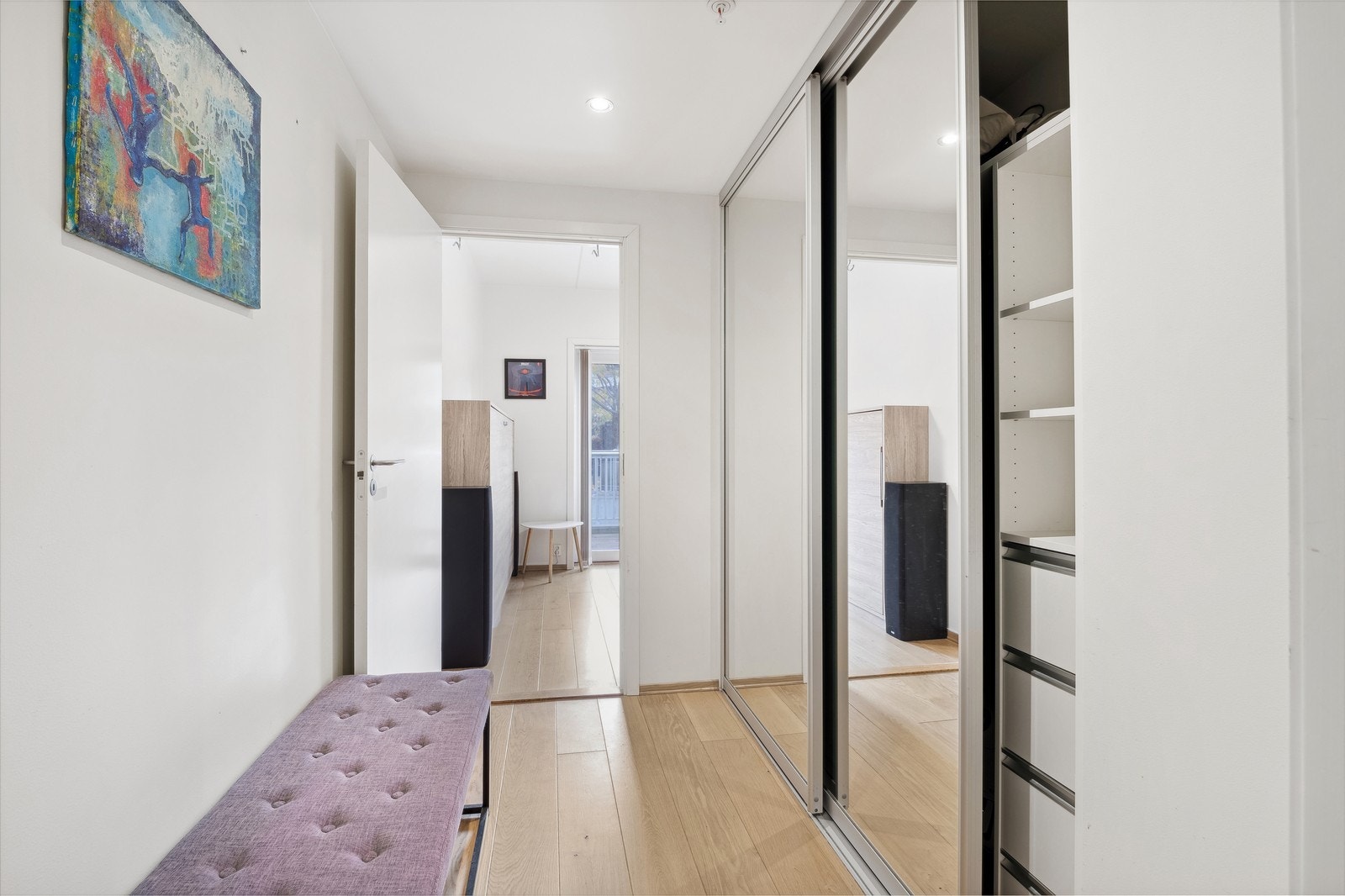 Gang med skyvedørsgarderobe Galleribilde