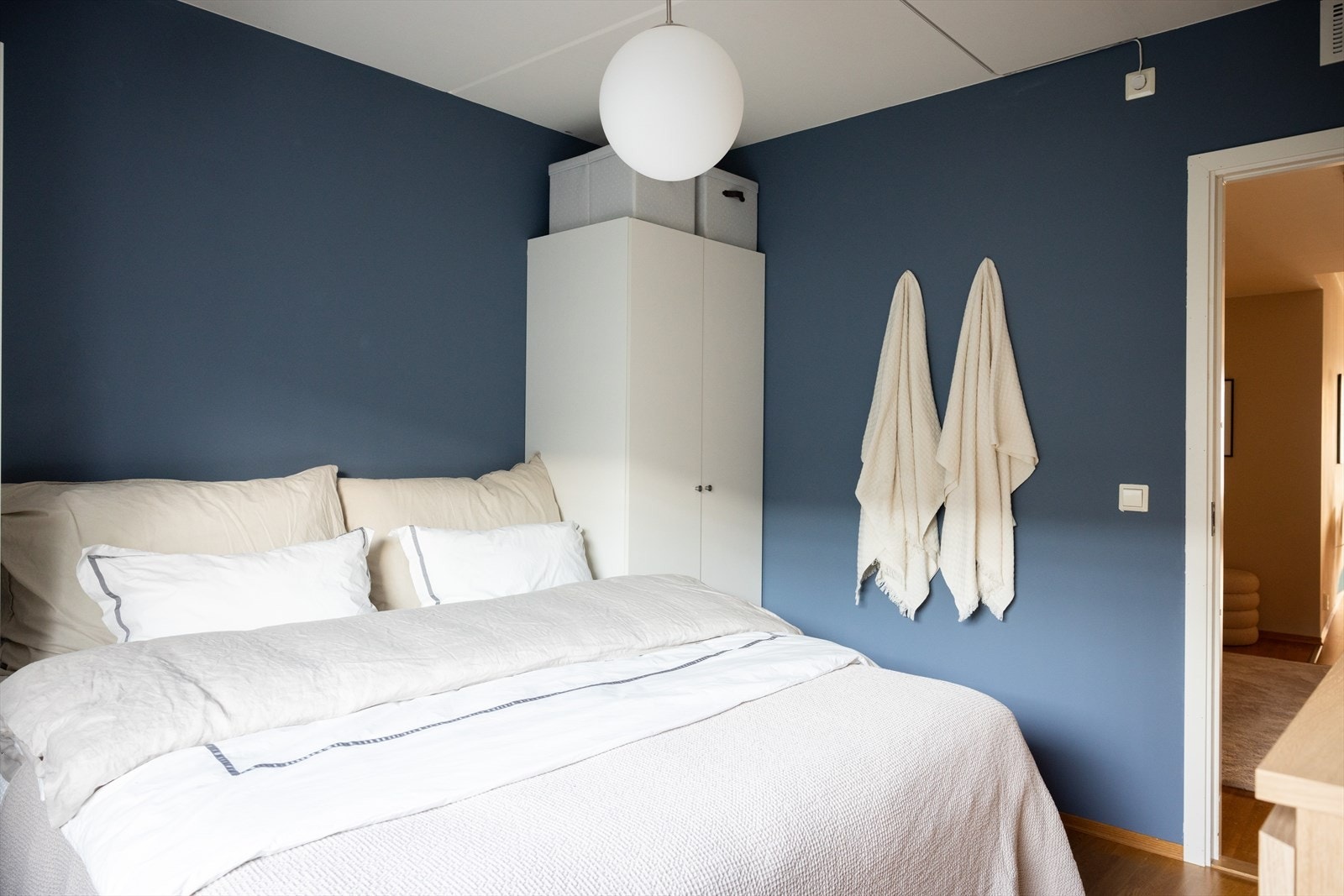 - God plass til dobbeltseng og godt med oppbevaringsplass i garderobeløsning - Galleribilde