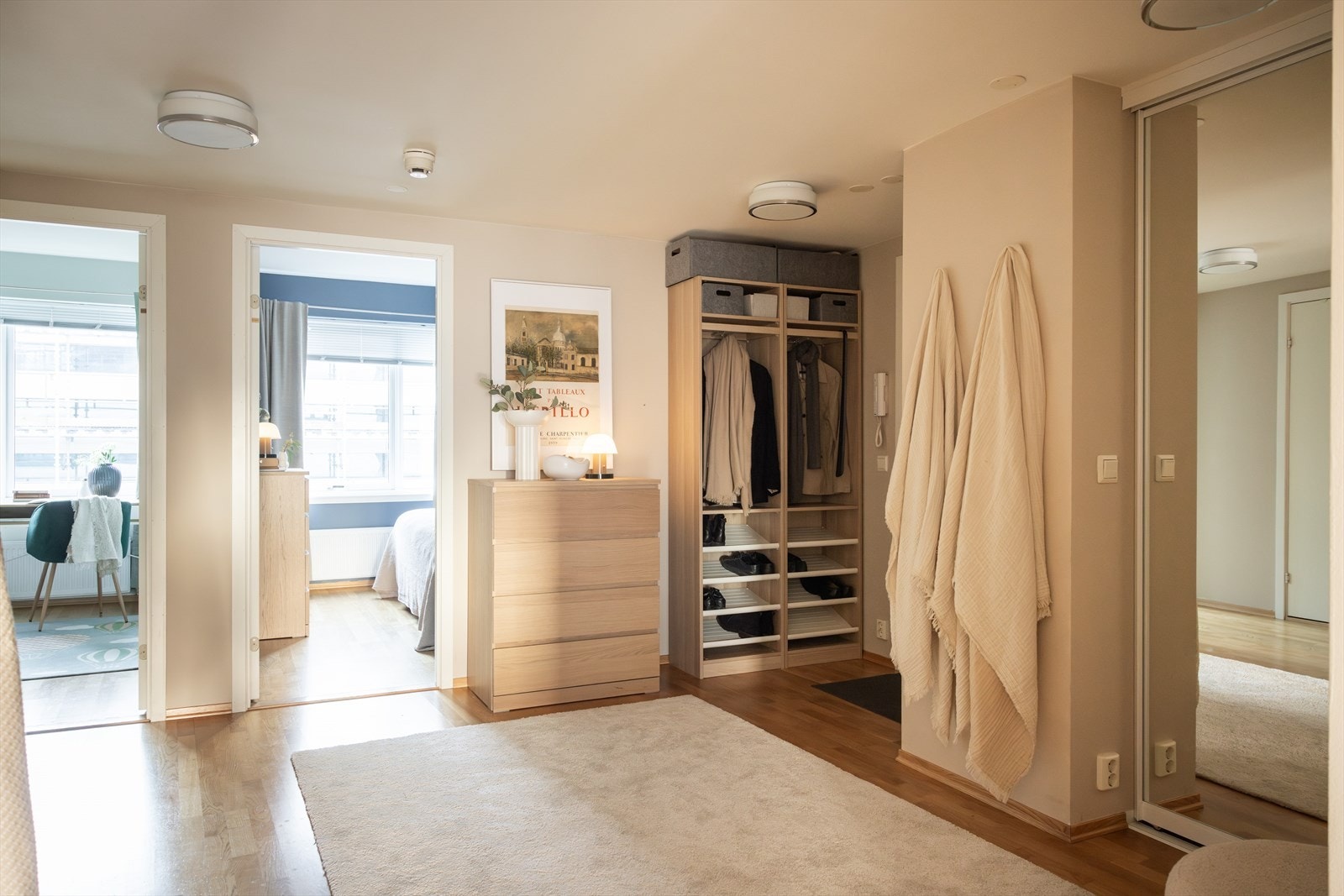 - Det første som møter det er en lys og romslig entré som gir et godt førsteinntrykk av leiligheten - Galleribilde