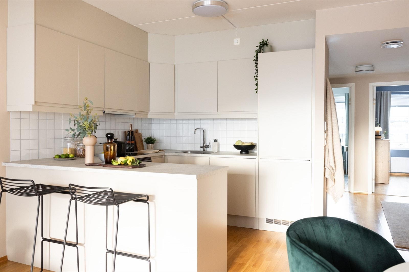 - Moderne kjøkkeninnredning med glatte fronter. Laminat benkeplate med nedfelt vaskekum. Fliser og belysning over benkeplaten - Galleribilde