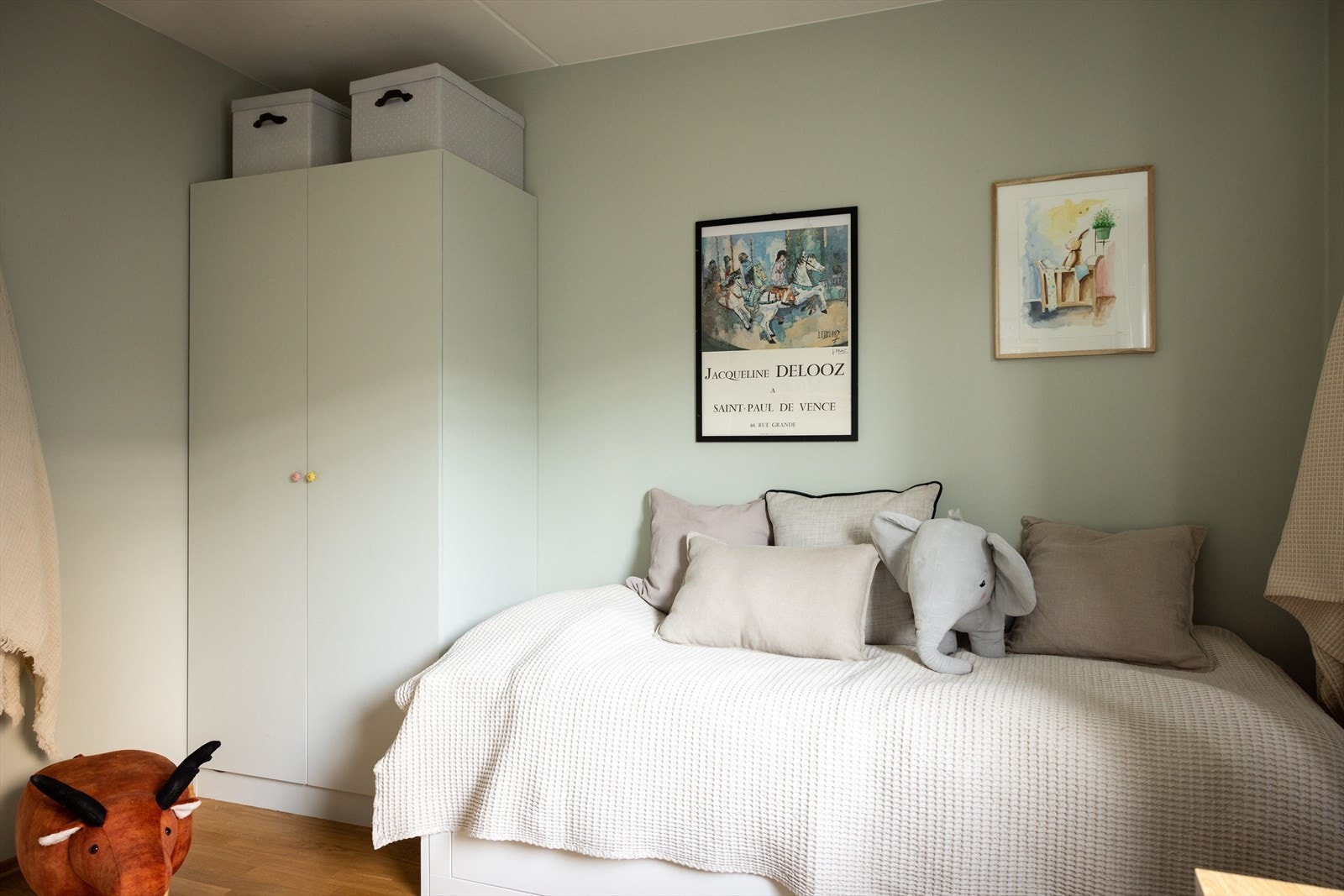 - Plass til dobbeltseng, gaderobeløsning og skrivepult - Galleribilde