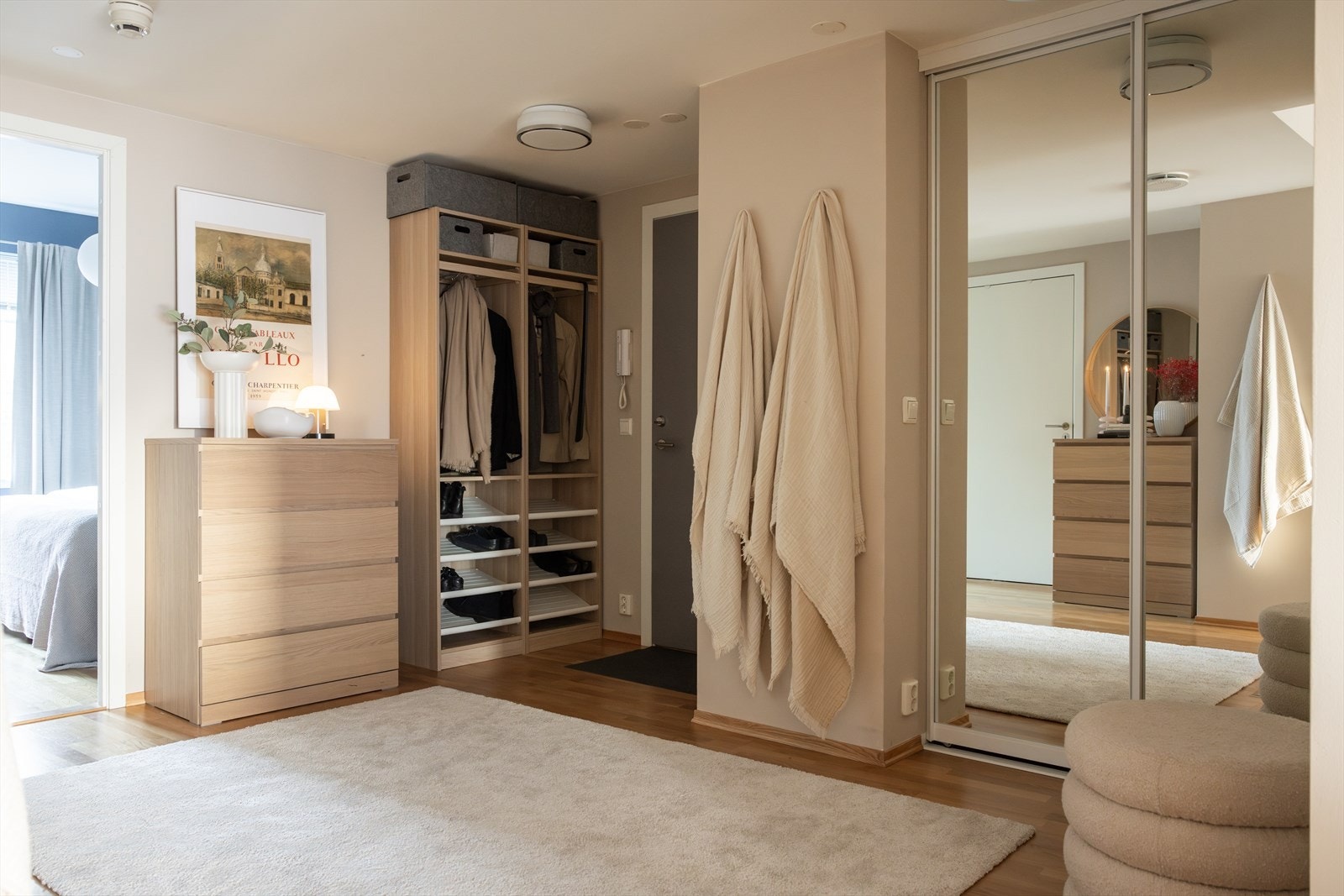 - Her er det god plass til sko og yttertøy i spesialtilpasset skyvedørsgarderobe fra 2024 - Galleribilde