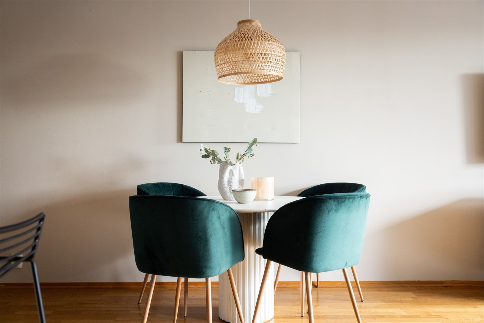 - Plass til spisebord i stuen. Perfekt for sosiale sammenkomster! - Galleribilde