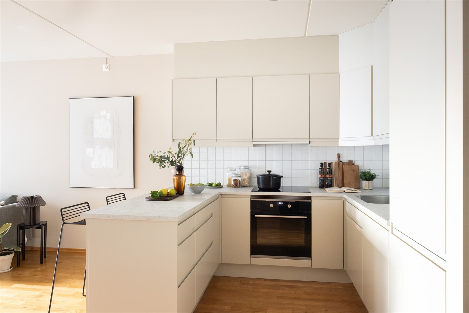 - Integrert induksjonstopp, stekeovn, oppvaskmaskin og kjøl/fryseskap. Avtrekk med komfyrvakt over kokeplass. Det er montert waterguard - Galleribilde