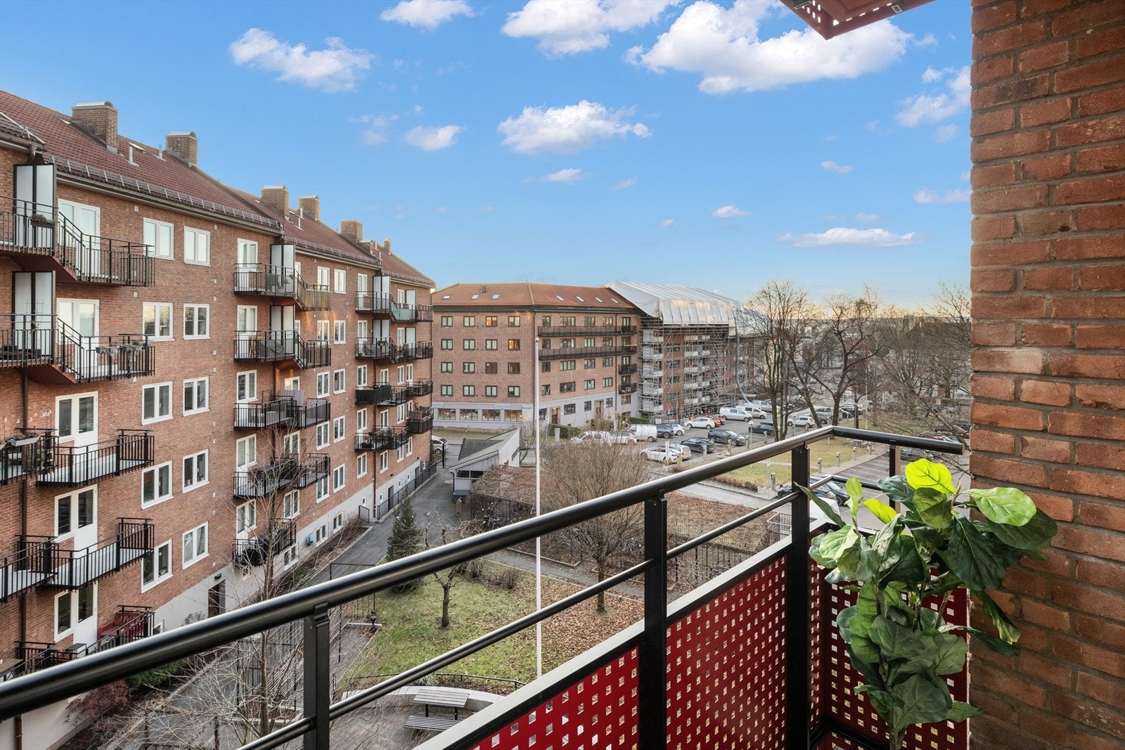 Utsyn mot bakgården og byen fra balkongen. Galleribilde