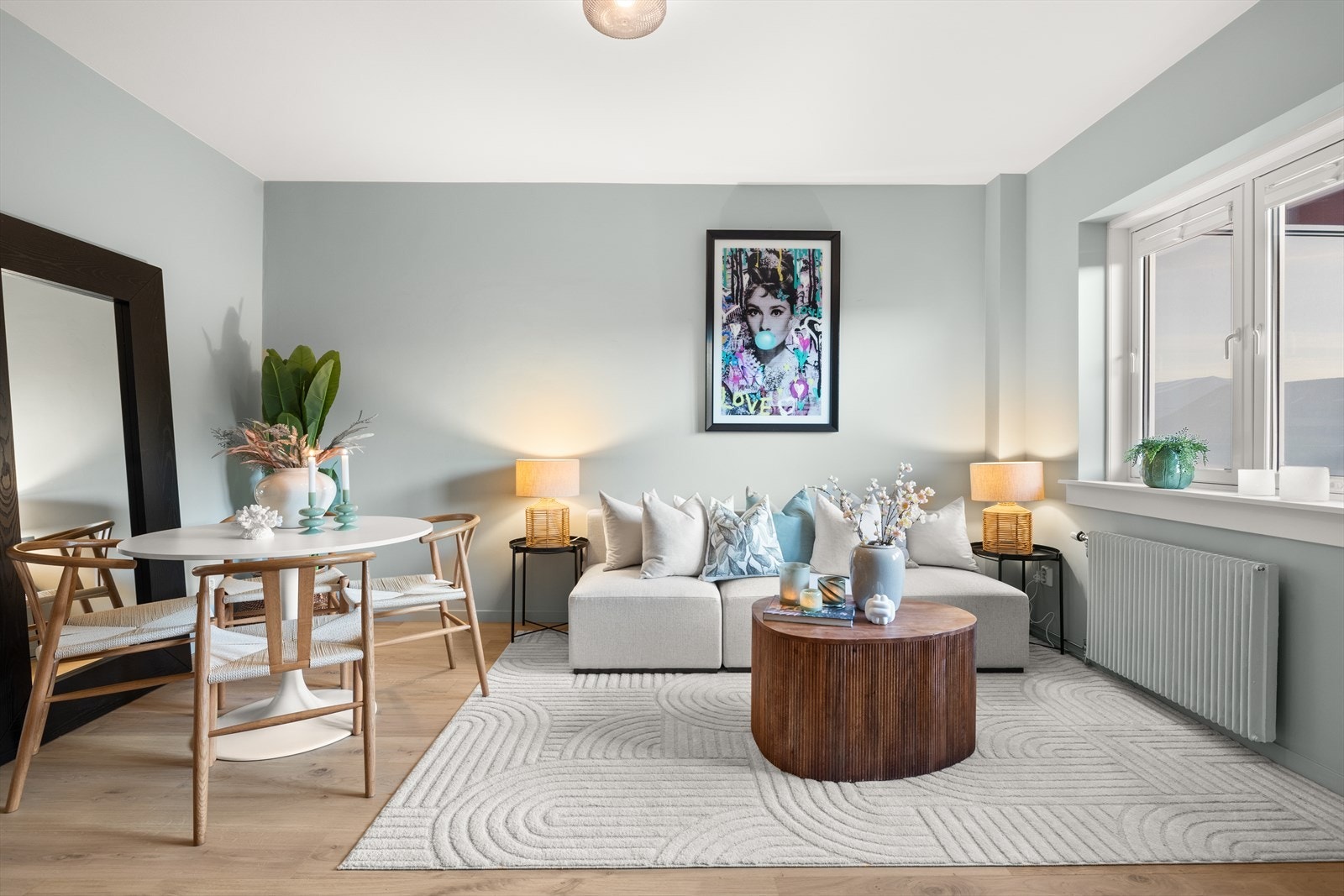 God plass til sofagruppe og spisebord. Galleribilde