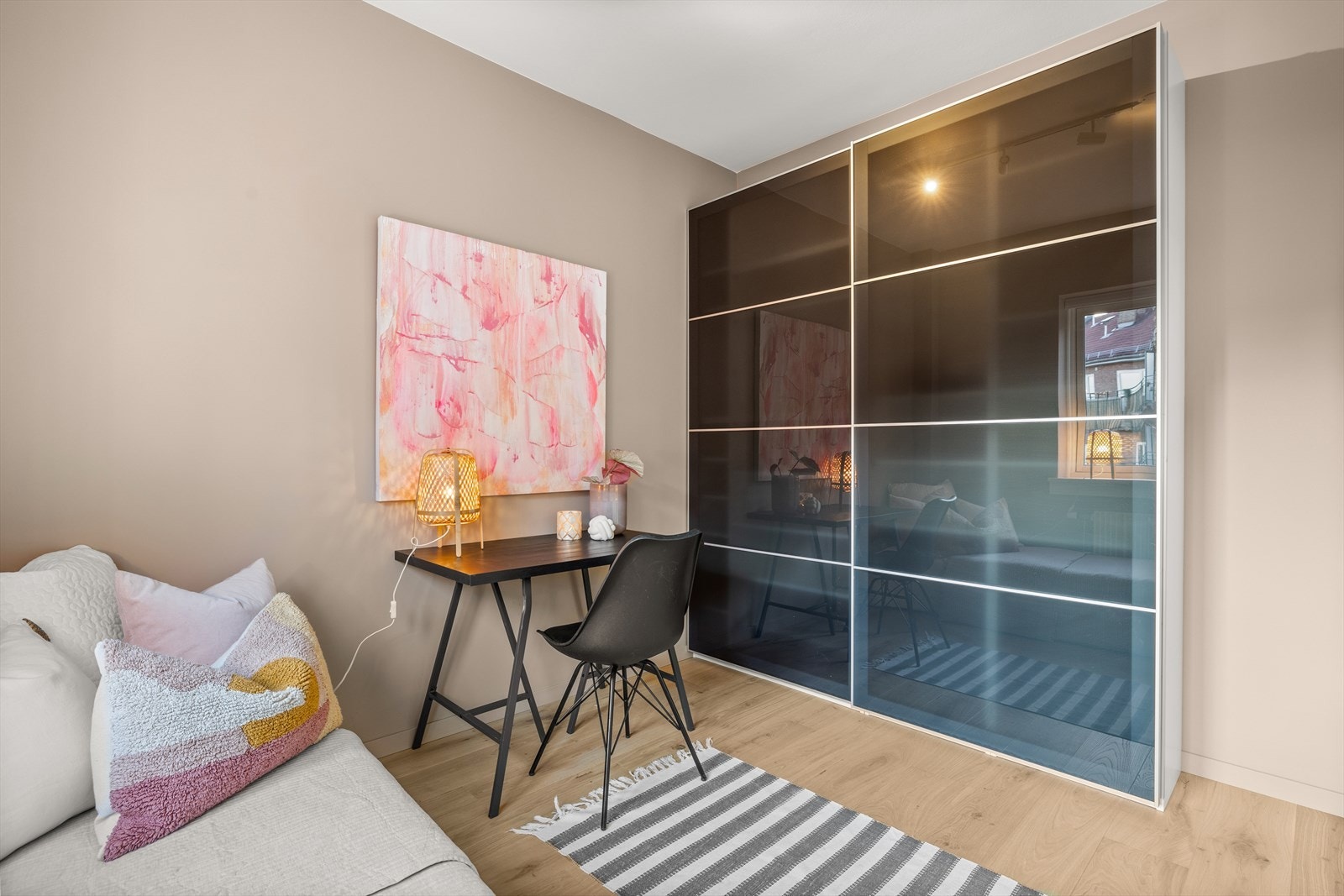 Romslig skyvedørsgarderobe. Galleribilde