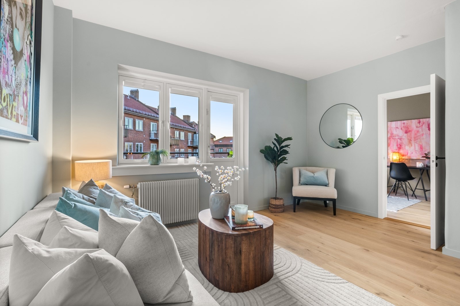 Romslig og lys stue med store vindusflater. Galleribilde