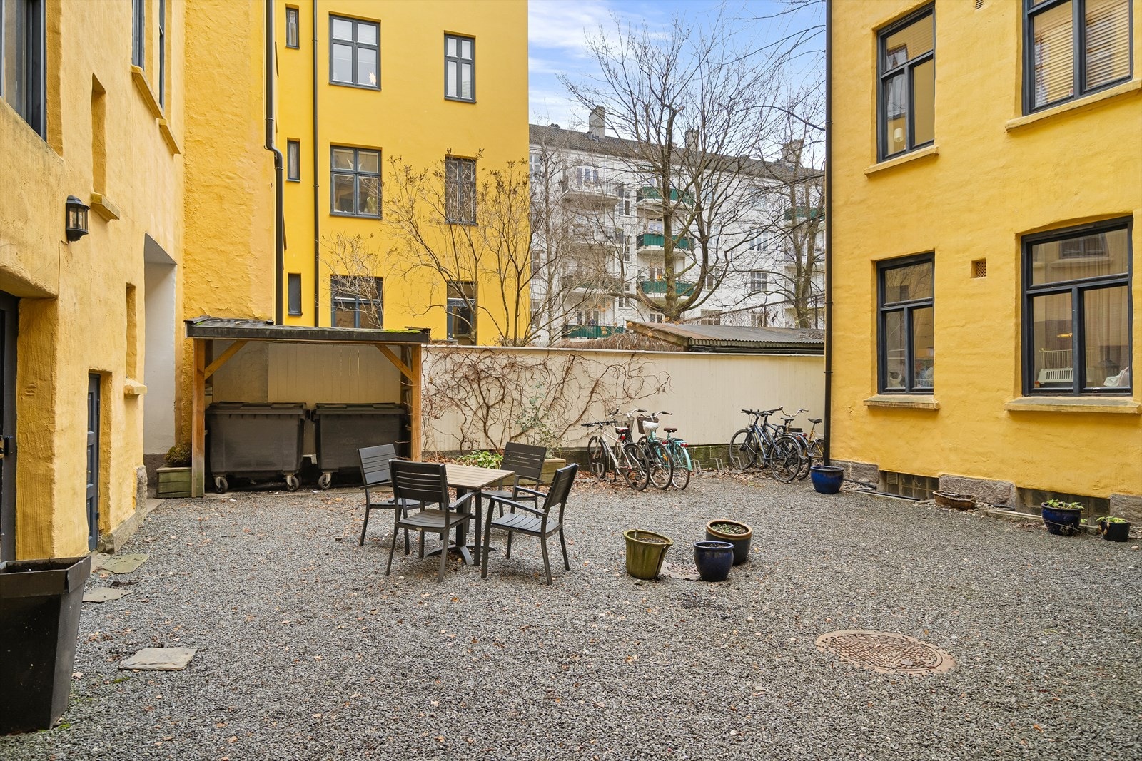 Bakgård Galleribilde