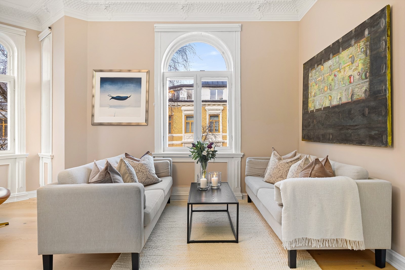 Plass til god sittegruppe i stuen med to sofaen Galleribilde