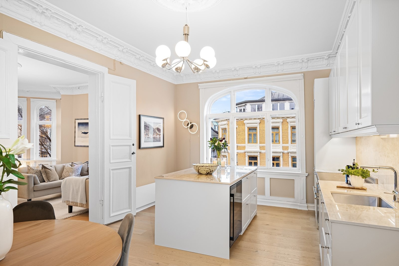 Stort kjøkken/spisestue med nytt kjøkken og gulv i 2022 Galleribilde