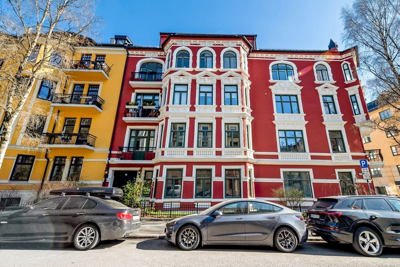 Beboerparkering rett utenfor bygården Galleribilde