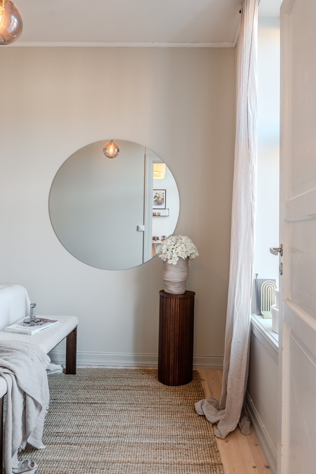 Soverom med elegante detaljer og lys innredning. Galleribilde