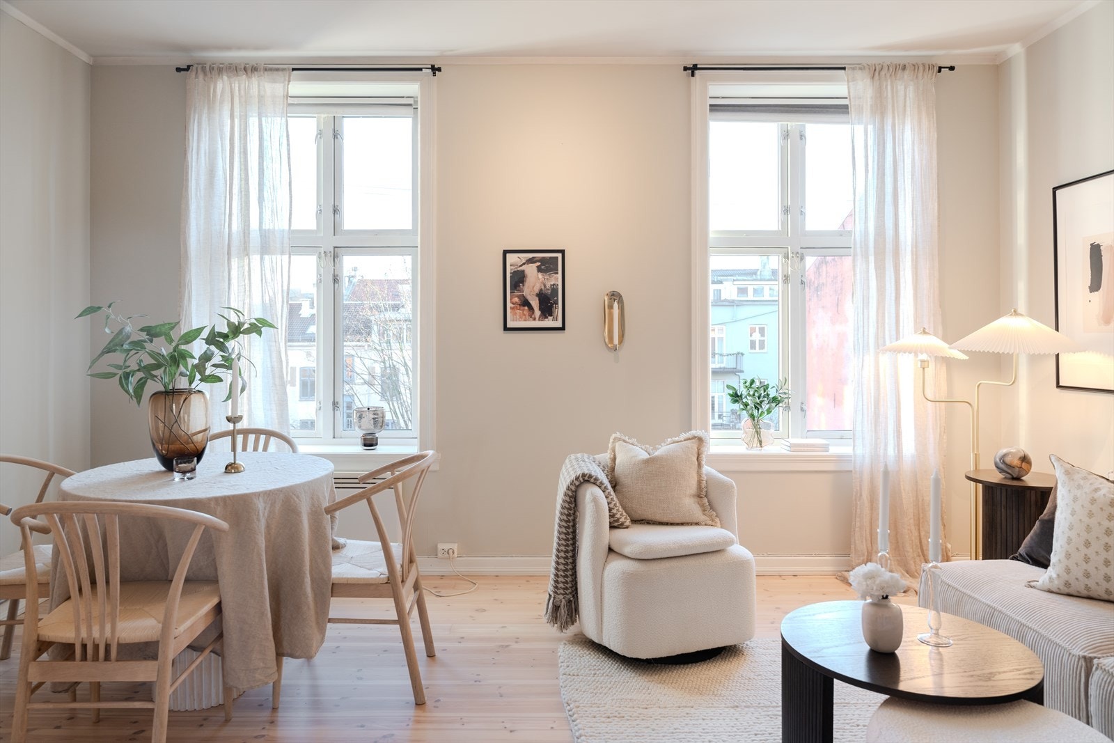 Store vindusflater sikrer rikelig med lys i leiligheten. Galleribilde