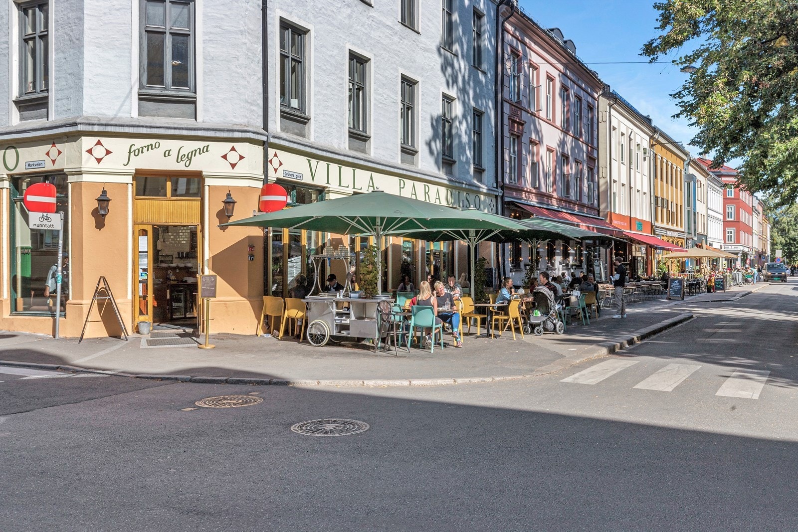 Kort vei til mange serveringssteder, cafféer og butikker Galleribilde