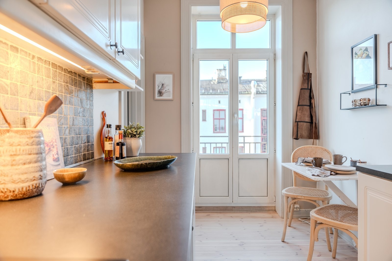 Romslig kjøkken med spiseplass og utgang til balkong. Galleribilde