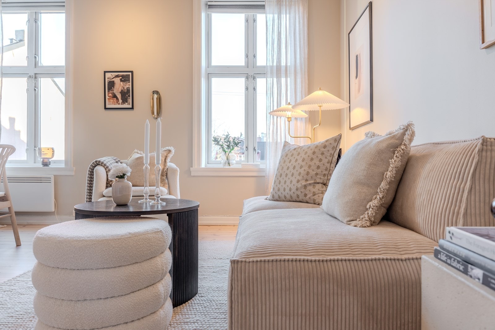 God plass til både spisebord og sofaseksjon i stuen, med plass til en 3 seters sofa om ønskelig. Galleribilde