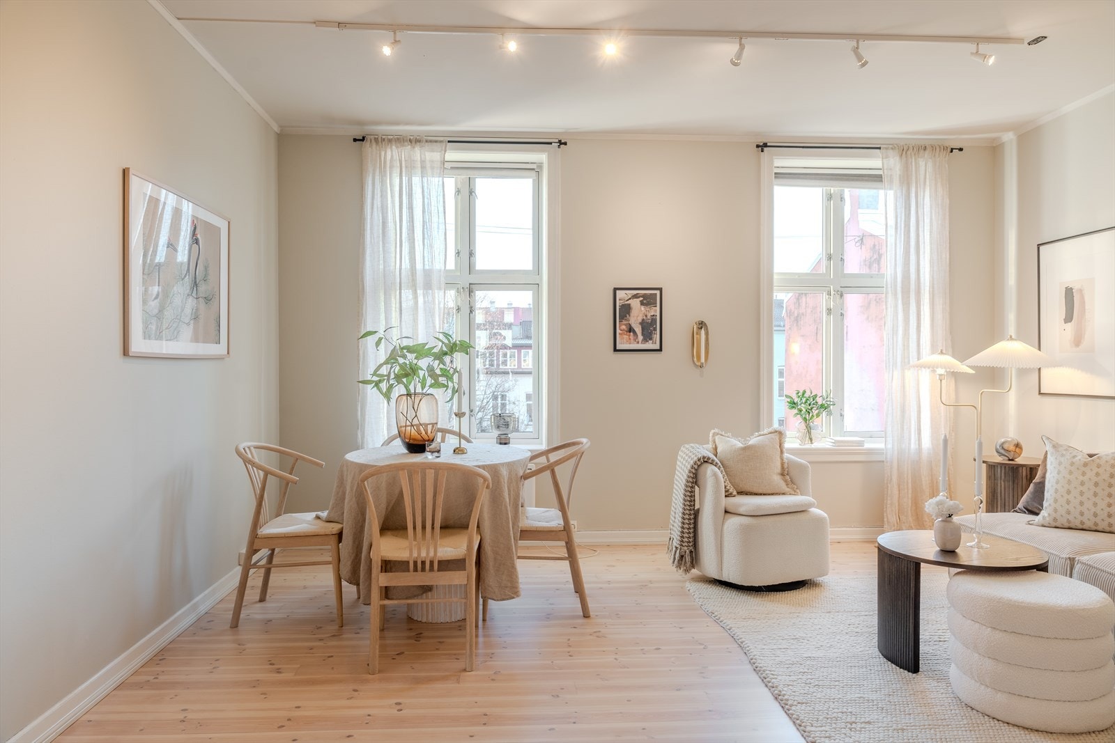 Svært lys og luftig stue med generøs takhøyde. Nyslipte tregulv i 2024. Galleribilde