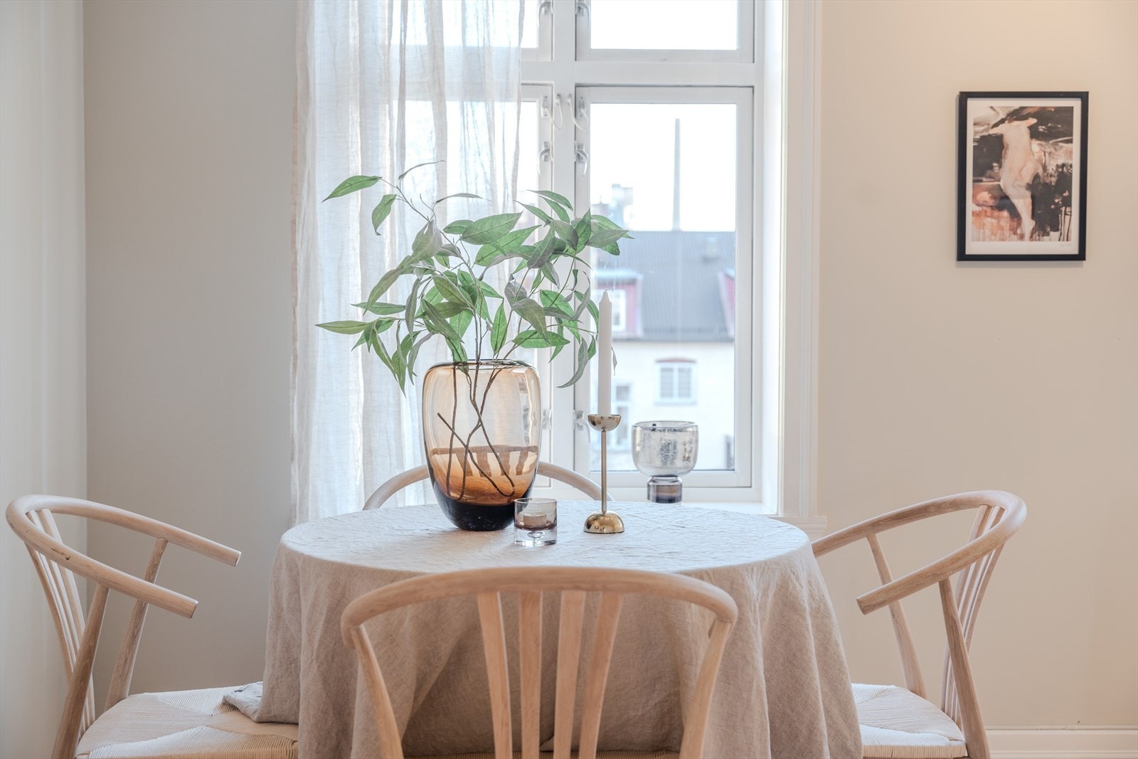 Spisestue med hyggelig utsyn mot bakgård. Galleribilde