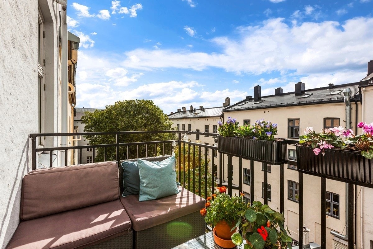 Balkongen ligger høyt og fritt. Bilde tatt på sommer, lånt fra tidligere salg. Galleribilde