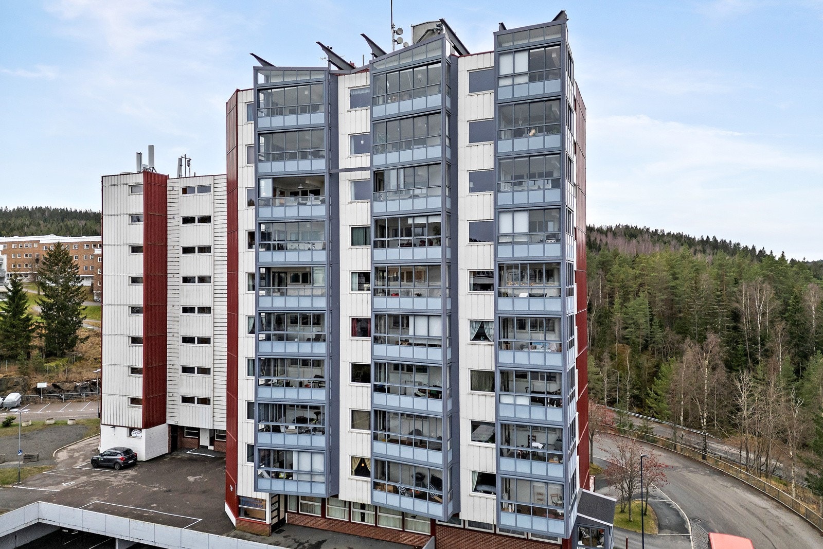 Borettslaget skal i 2024 installere ny heis. Ingen økning av felleskostnader, men ca 45000,- i økt fellesgjeld pr andel. Galleribilde