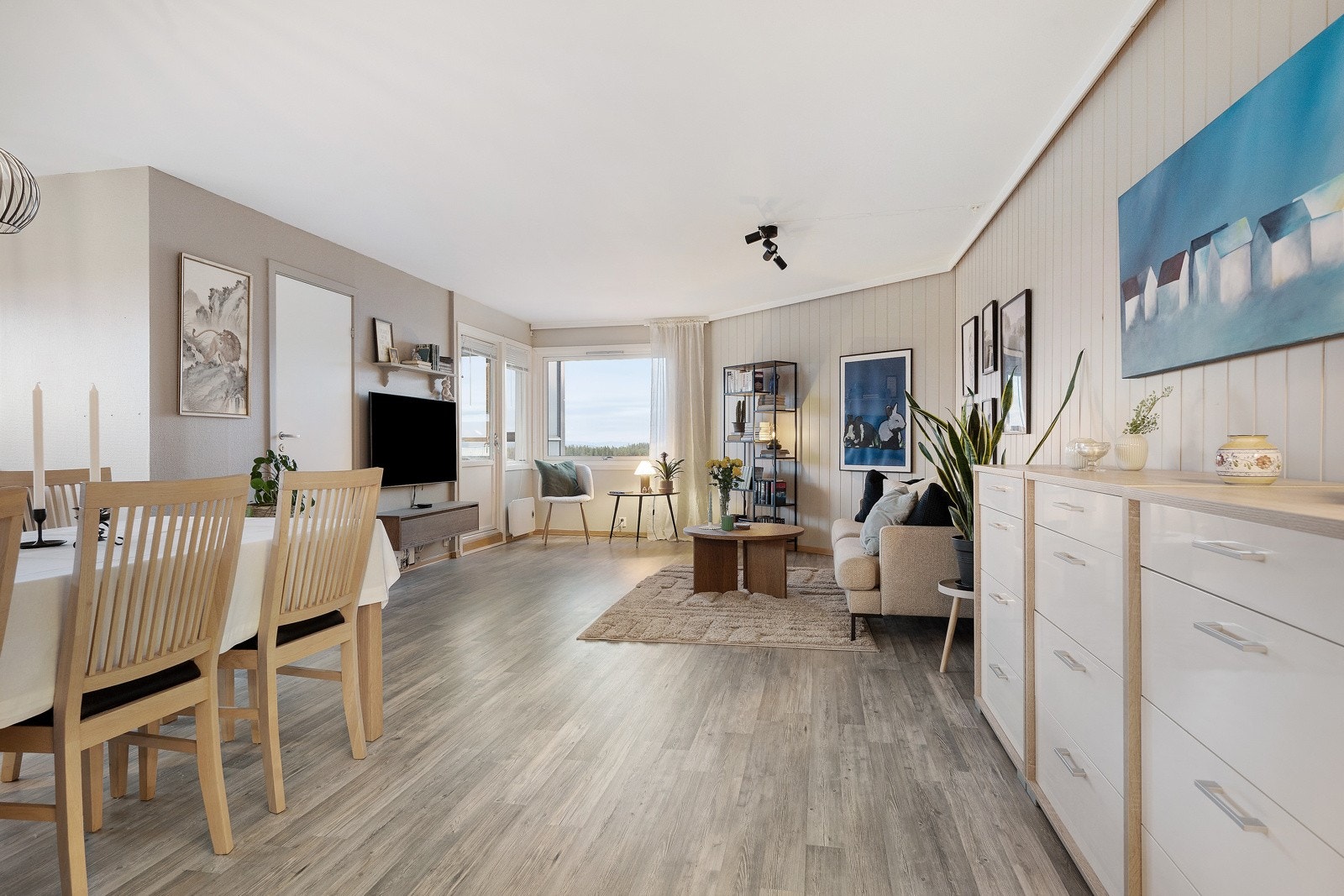 Inne er det lyst, moderne og velholdt. Galleribilde