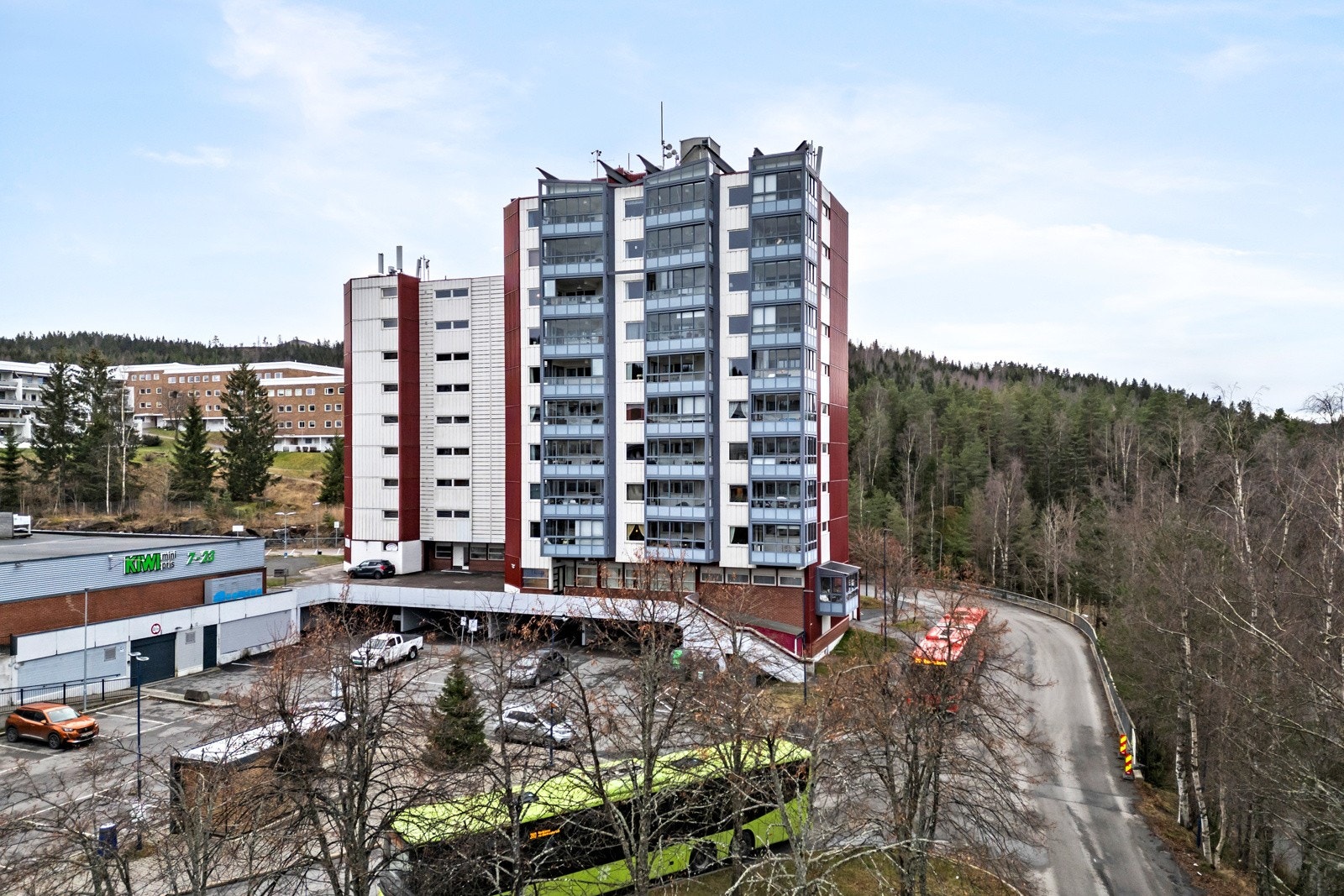 Naturskjønt og markanært boligområde. Kiwi og bussholdeplass ligger rett utenfor blokka. Galleribilde