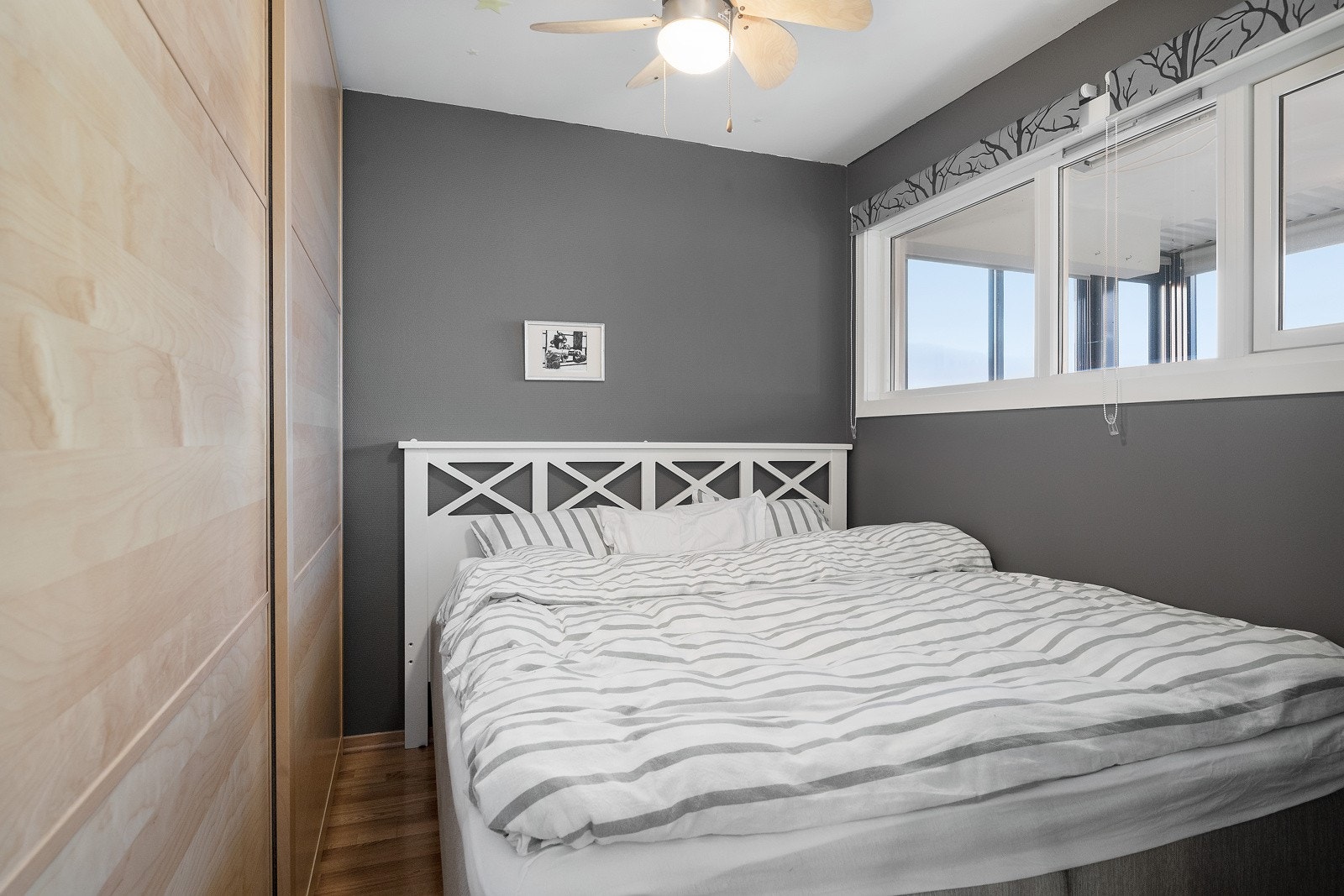 Soverom med garderobeskap. Galleribilde