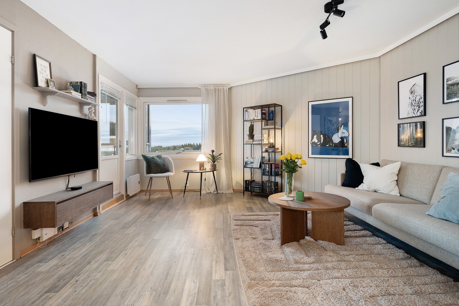 Den herlige utsikten kan også nytes fra stuen. Galleribilde