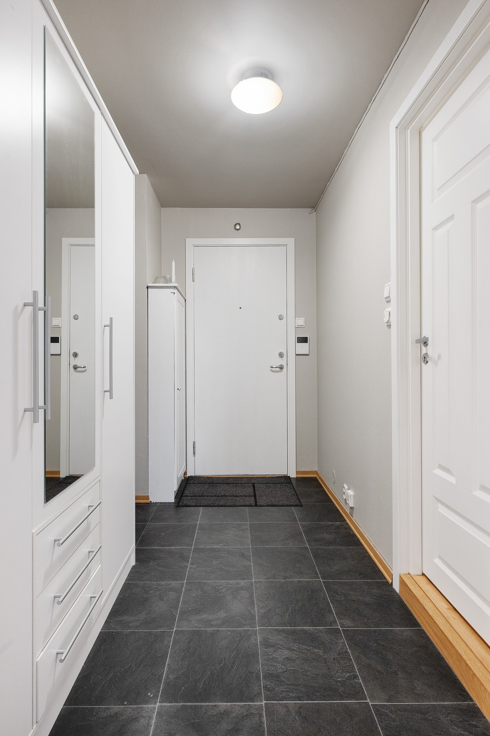 Flislagt entré med garderobeskap. Galleribilde