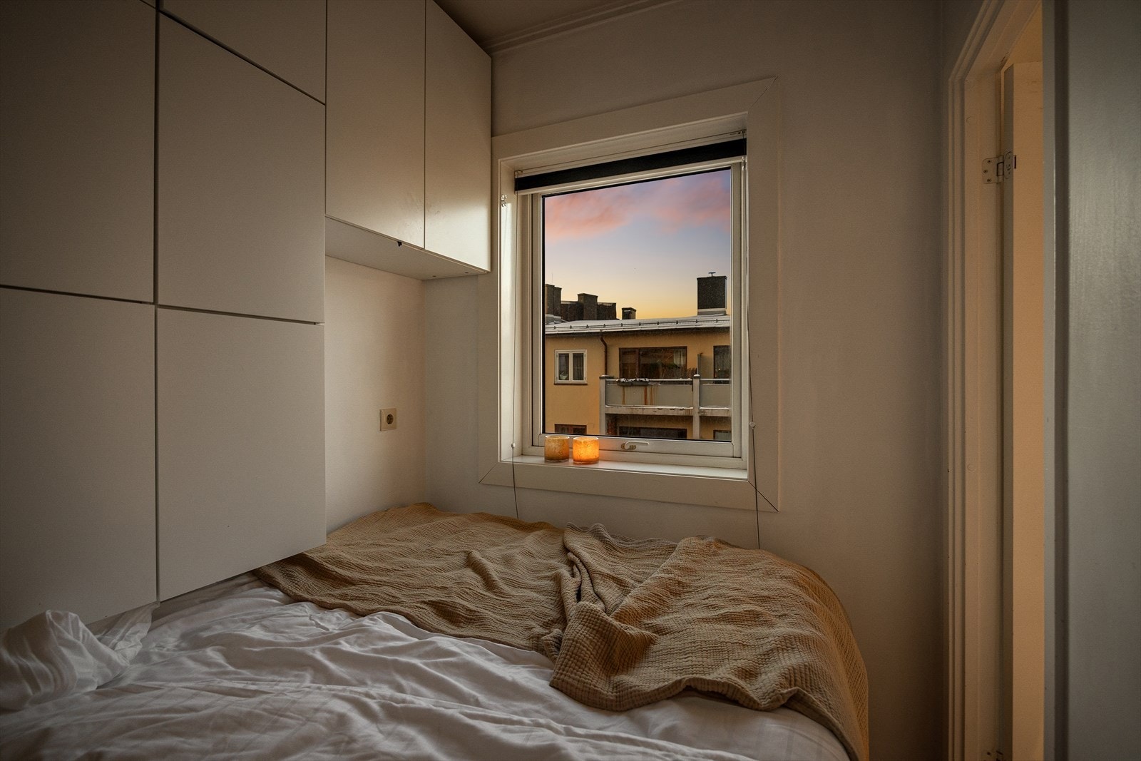 Over sengen finner du praktiske, integrerte skap som utnytter plassen optimalt og gir god lagringsplass uten å ta opp ekstra plass i rommet. Galleribilde