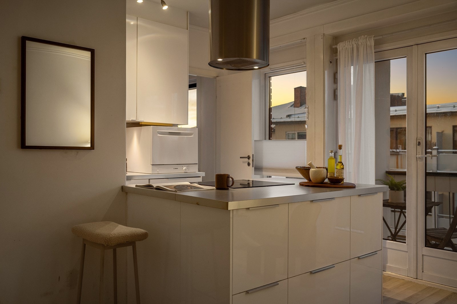 Kjøkkenet har moderne innredning med slette fronter og integrerte hvitevarer, inkludert stekeovn, kjøleskap og platetopp. Galleribilde