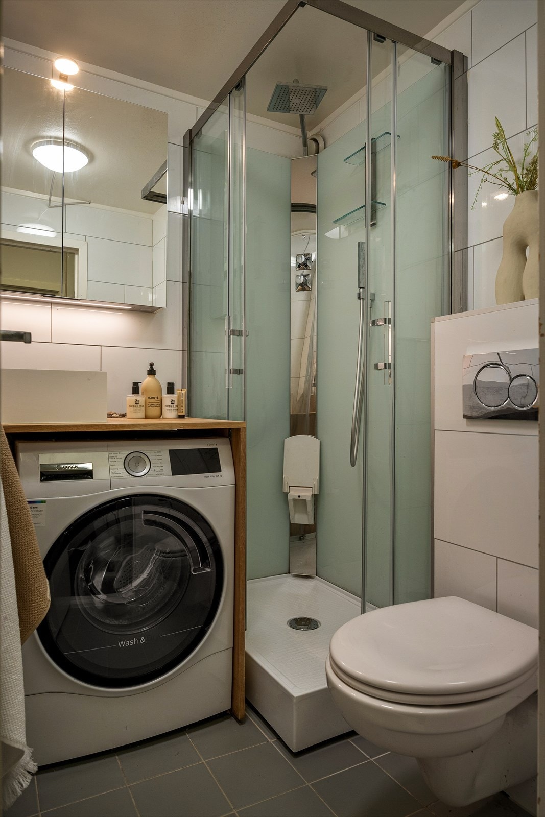 Ventil i veggen sørger for naturlig avtrekk, noe som bidrar til et godt inneklima på våtrommet. Galleribilde