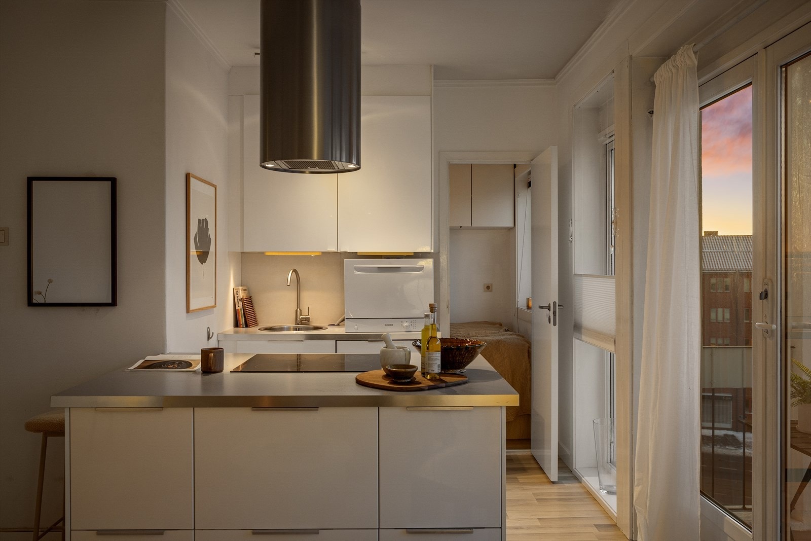 Laminat benkeplate med integrert oppvaskkum og ettgreps blandebatteri gir et praktisk arbeidsområde. Galleribilde