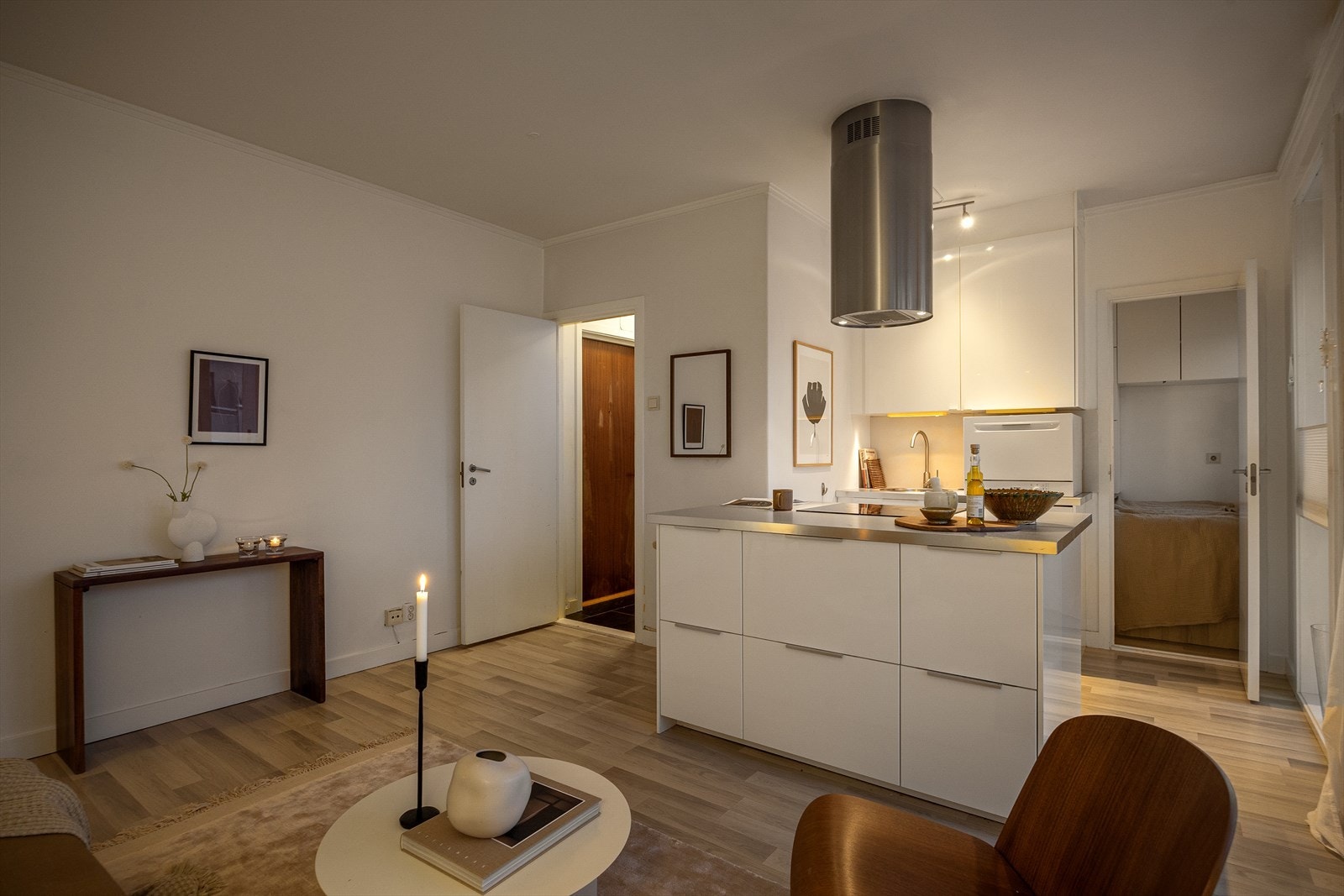 Kjøkkenet ligger i en praktisk og åpen løsning mot stuen, som legger til rette for samvær og gode samtaler, enten du lager mat eller slapper av med gjester. Galleribilde