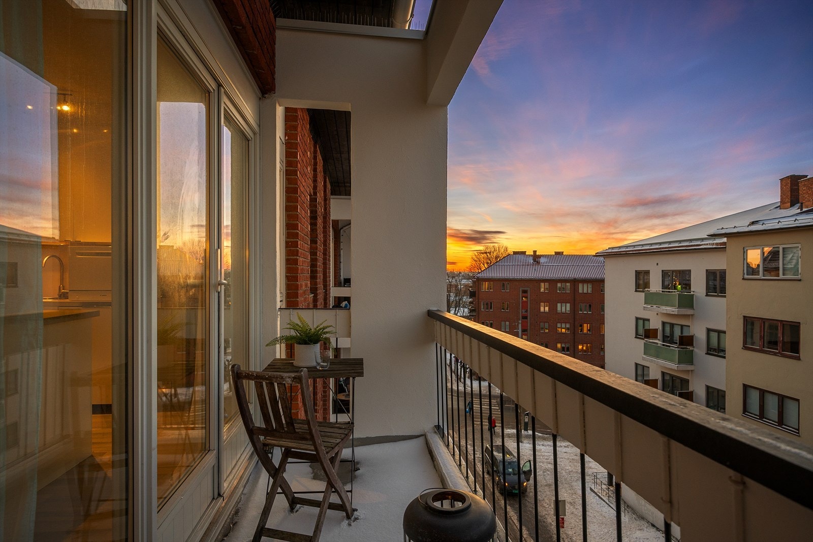 Velkommen til Sandakerveien 33 - en innbydende toppleilighet med heis! Denne attraktive leiligheten ligger i 5. etasje og tilbyr en lys og luftig atmosfære. Den vestvendte balkongen på ca. 4,2 m² er et herlig tillegg, med gode solforhold. Galleribilde